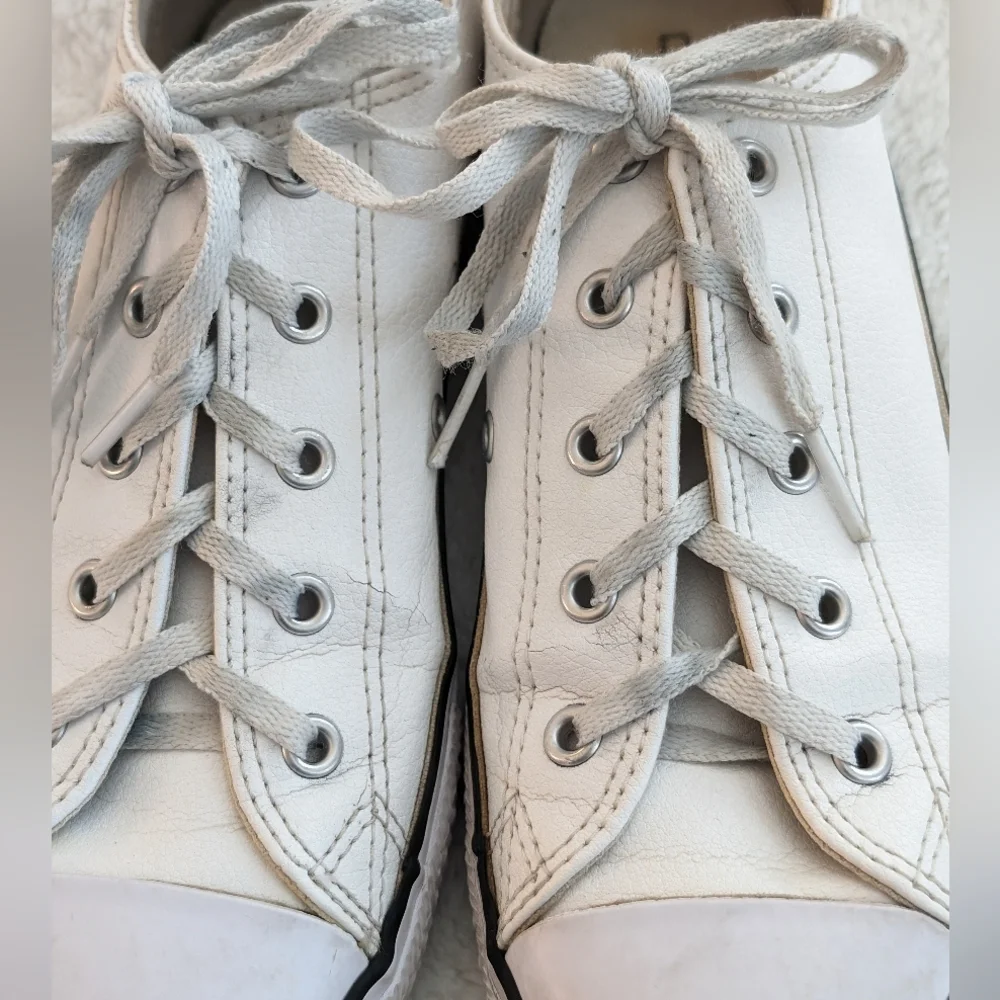 Great Condition: Converse Chuck Taylor All Star Leather Kids 3